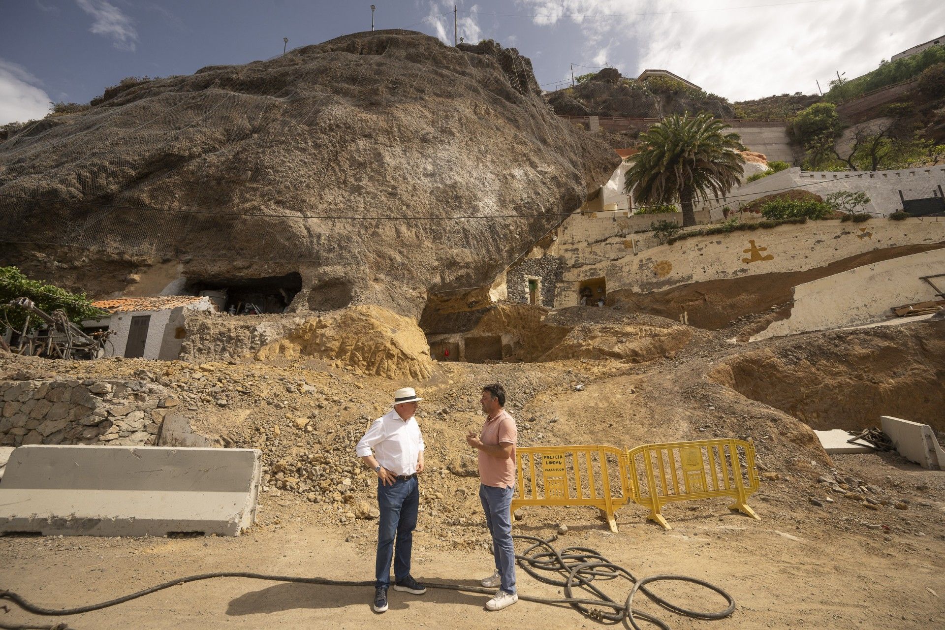 Antonio Morales, presidente del Cabildo, y Jesús Díaz, alcalde de Artenara, junto al talud.