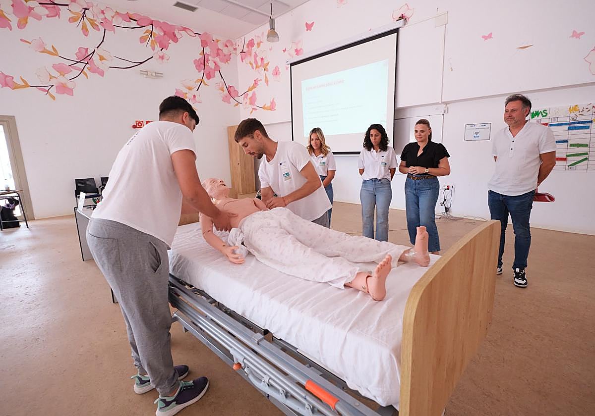La consejera de Fomento del Empleo, Nuria Cabrera, y el técnico del Servicio Canario de Empleo, Antonio Ojeda, realizaron una visita al aula-taller del PFAE.