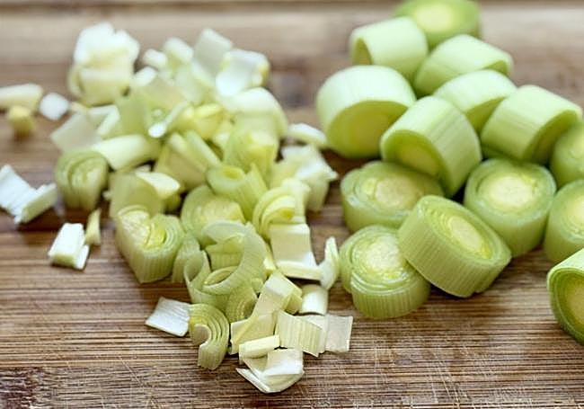 Cortamos el puerro en pedacitos