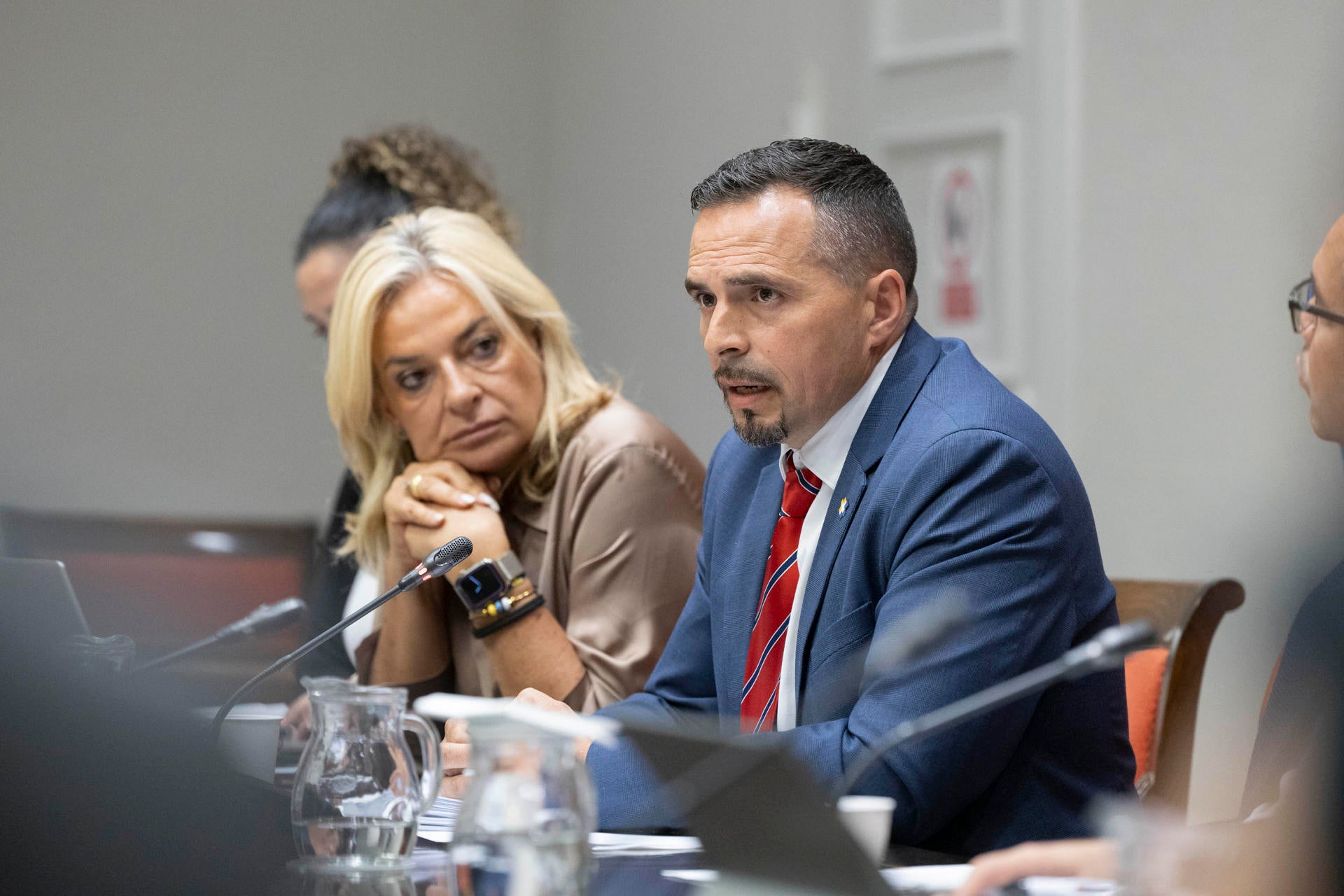 Adasat Goya, junto a la consejera Esther Monzón, en una comparecencia en el Parlamento.