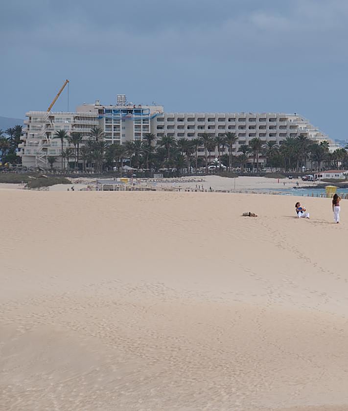 Imagen secundaria 2 - La piqueta zanja el litigio de 17 años en el hotel Riu Tres Islas, en Corralejo