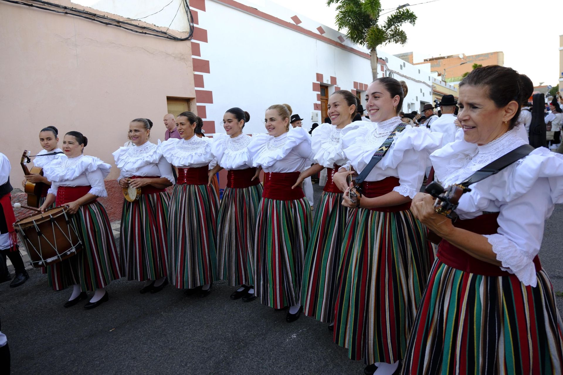 Color, música y cultura en el pasacalles de folclore de Ingenio