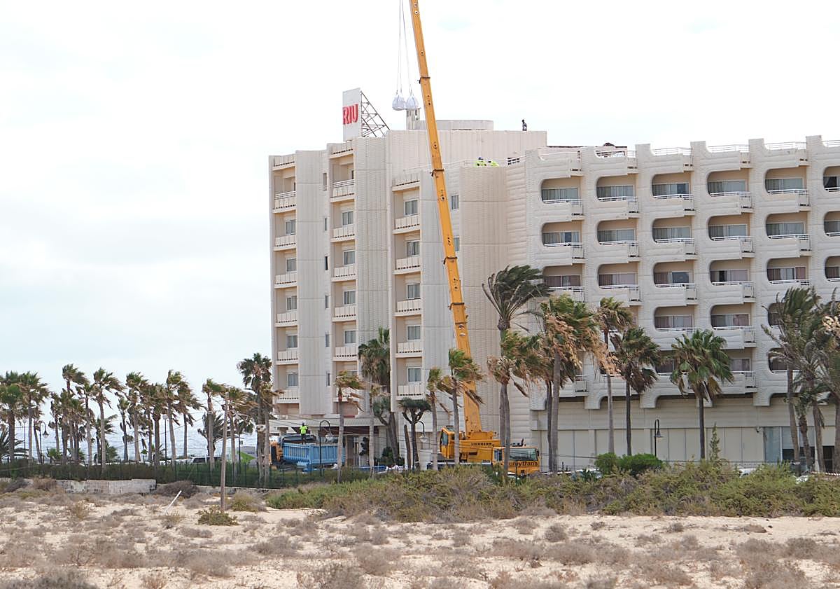 Imagen principal - La piqueta zanja el litigio de 17 años en el hotel Riu Tres Islas, en Corralejo