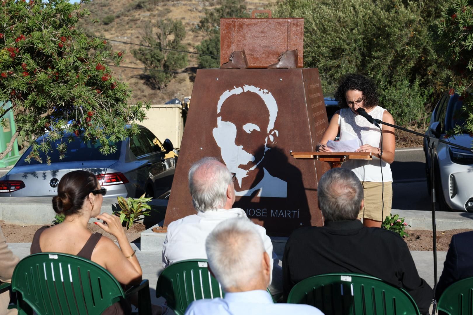 Momento en el que se descubrió la estatua en honor al abuelo de José Martí