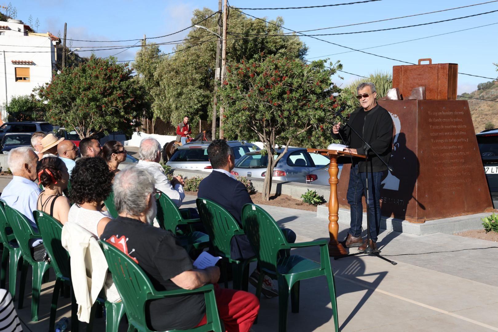 Momento en el que se descubrió la estatua en honor al abuelo de José Martí