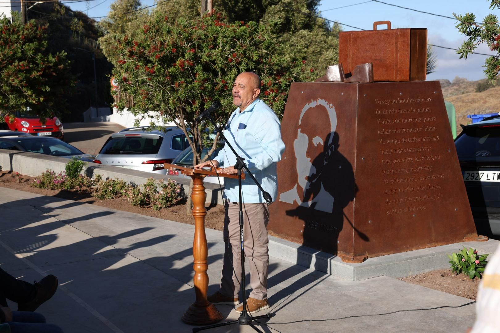 Momento en el que se descubrió la estatua en honor al abuelo de José Martí