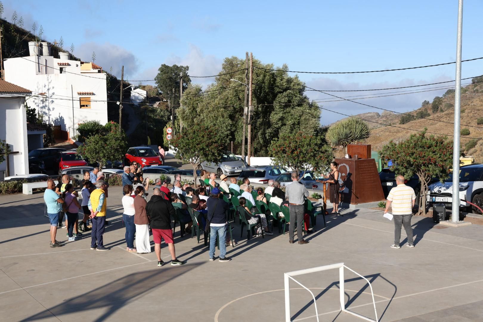 Momento en el que se descubrió la estatua en honor al abuelo de José Martí