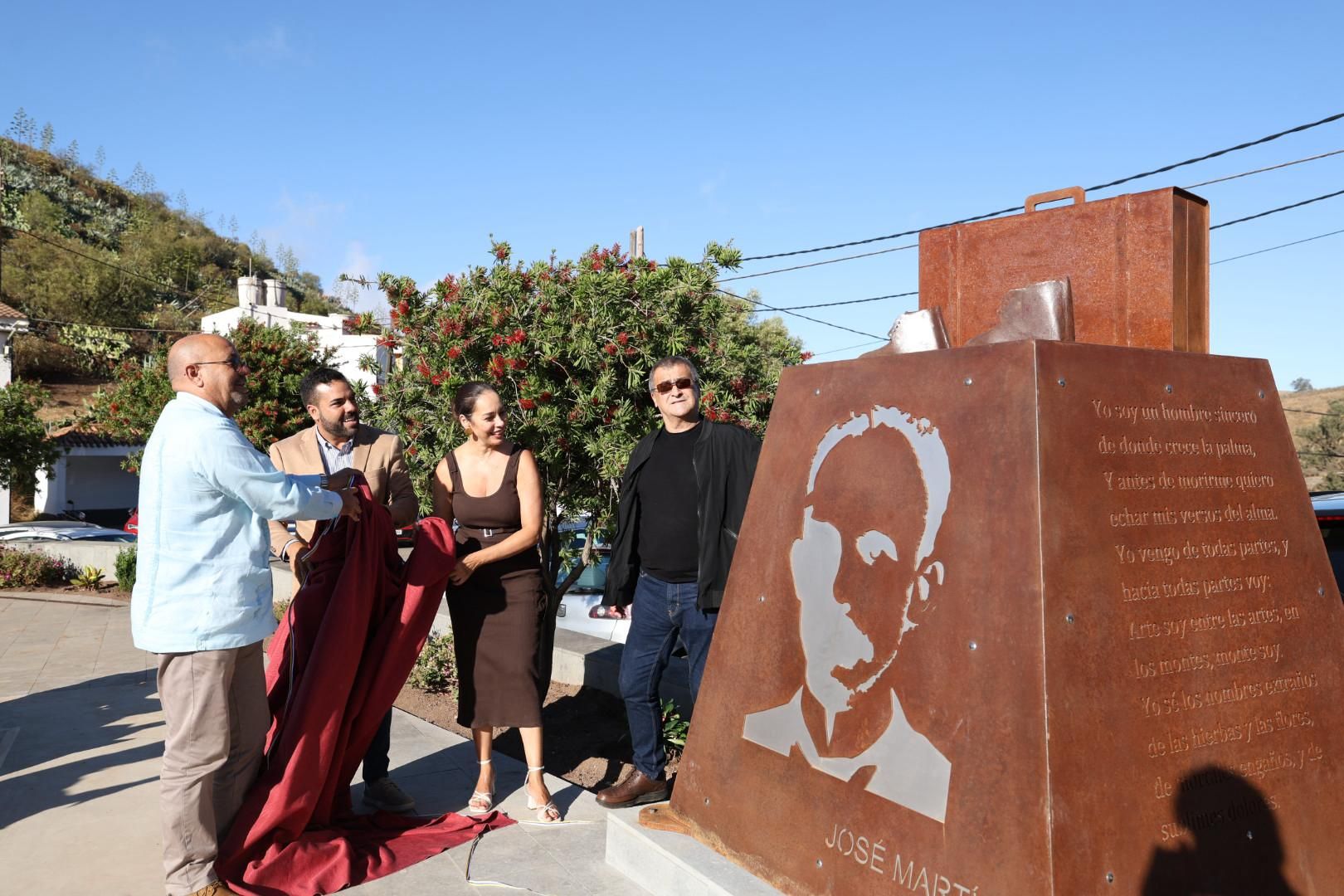 Momento en el que se descubrió la estatua en honor al abuelo de José Martí