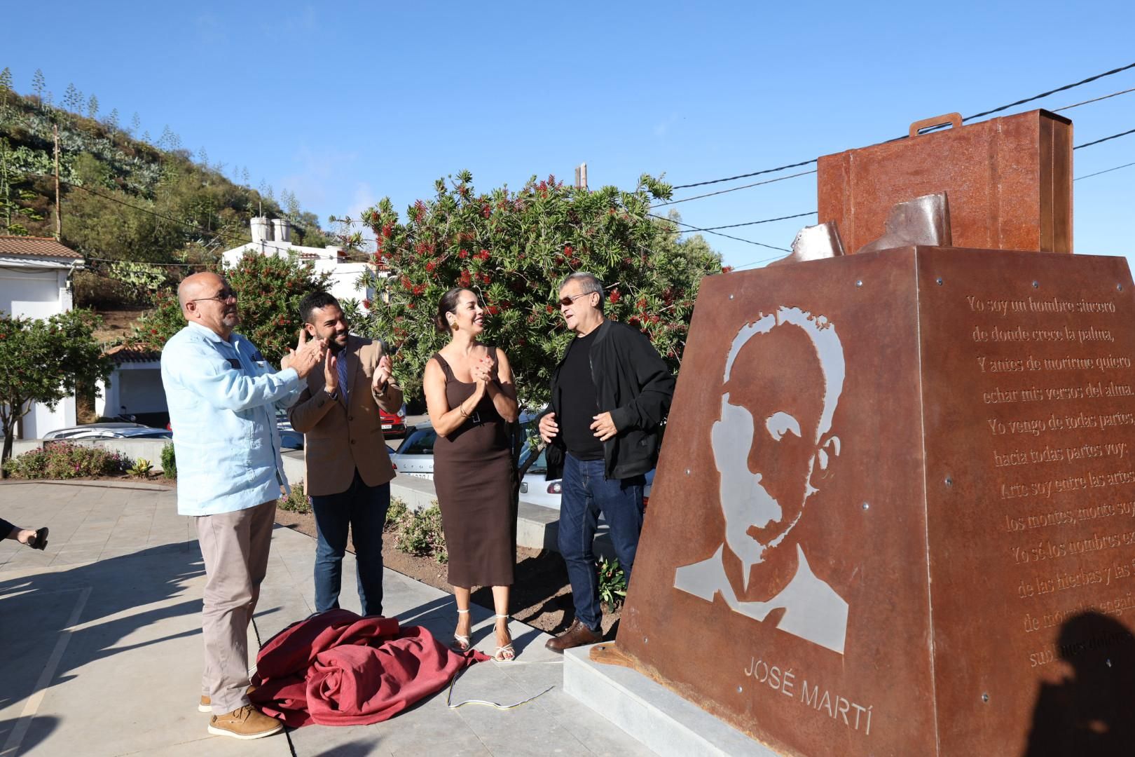 Momento en el que se descubrió la estatua en honor al abuelo de José Martí
