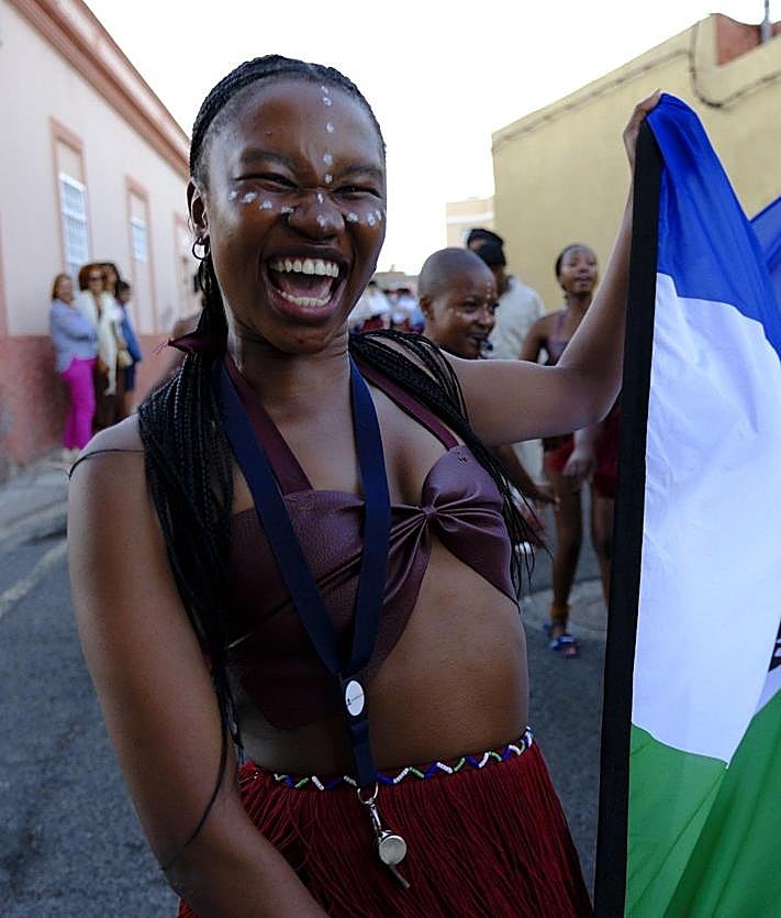 Imagen secundaria 2 - Distintos momentos del pasacalles celebrado en el casco de Carrizal.