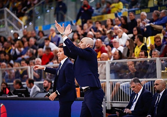 Oliver aplaude a los jugadores del Granca en un encuentro de la pasada campaña en el Arena.
