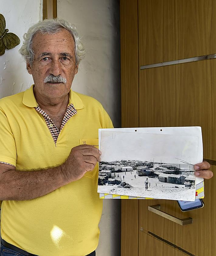 Imagen secundaria 2 - Arriba, el muelle de Arguineguín donde Vicente vende su pescado. Abajo a la izquierda, Ricardo Ortega enseña el mural de la Virgen del Carmen. Abajo a la derecha, Carmelo Suárez muestra una fotografía en blanco y negro de las antiguas chabolas del pueblo.