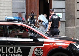 Momento de la salida de uno de los directivos detenidos tras el registro en la sede Quórum Social 77.