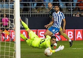 Jesé, rematando ante el Málaga.