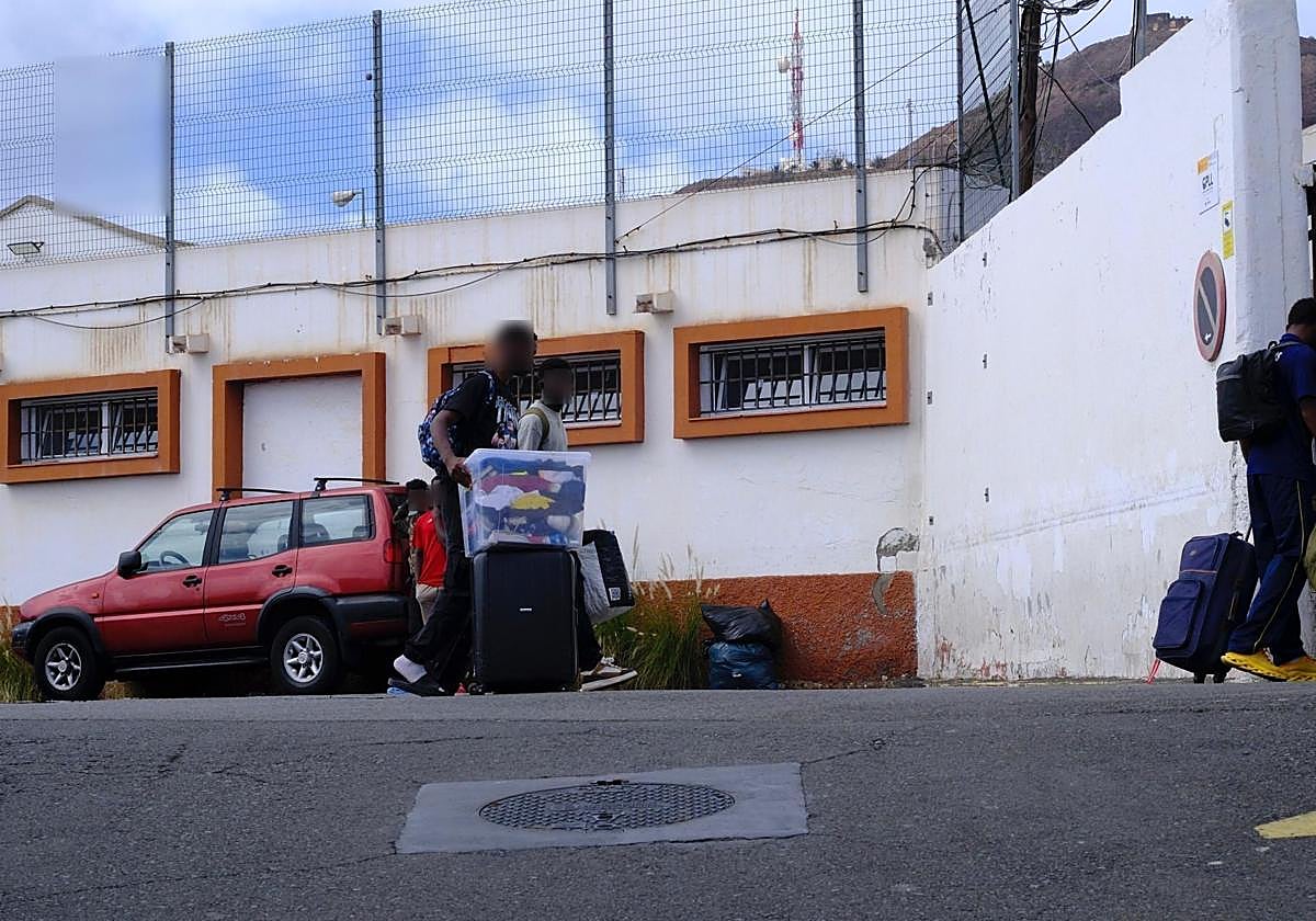 Foto archivo de dos menores a la entrada del Canarias 50.
