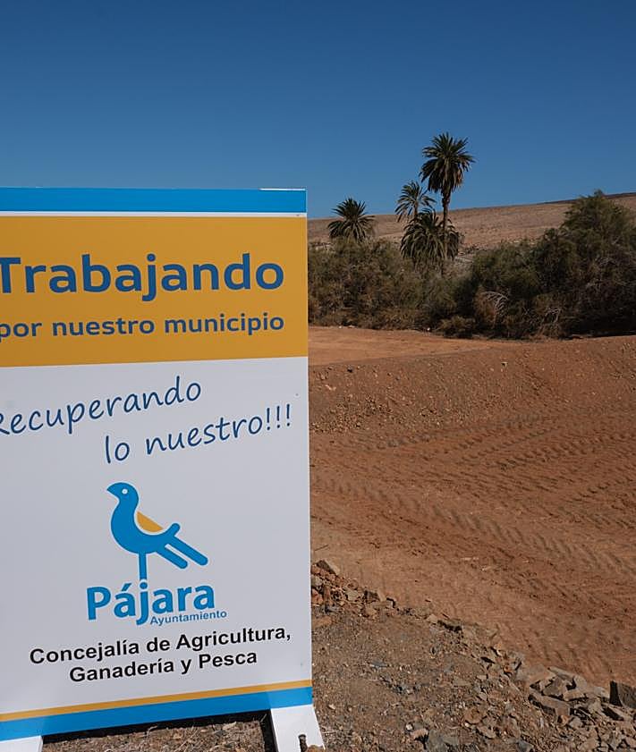 Imagen secundaria 2 - La presidenta insular, el alcalde de Pájara y el concejal del Sector Primario, en el tanque grande de la Finca de Ajuy.