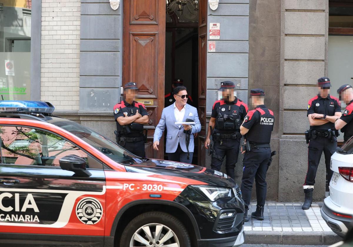 Imagen principal - Registro policial este jueves en la sede de Quorum Social 77 en su sede de Viera y Clavijo. En la imagen superior con traje azul, el abogado de los detenidos, Rafael Jiménez de Oliva.