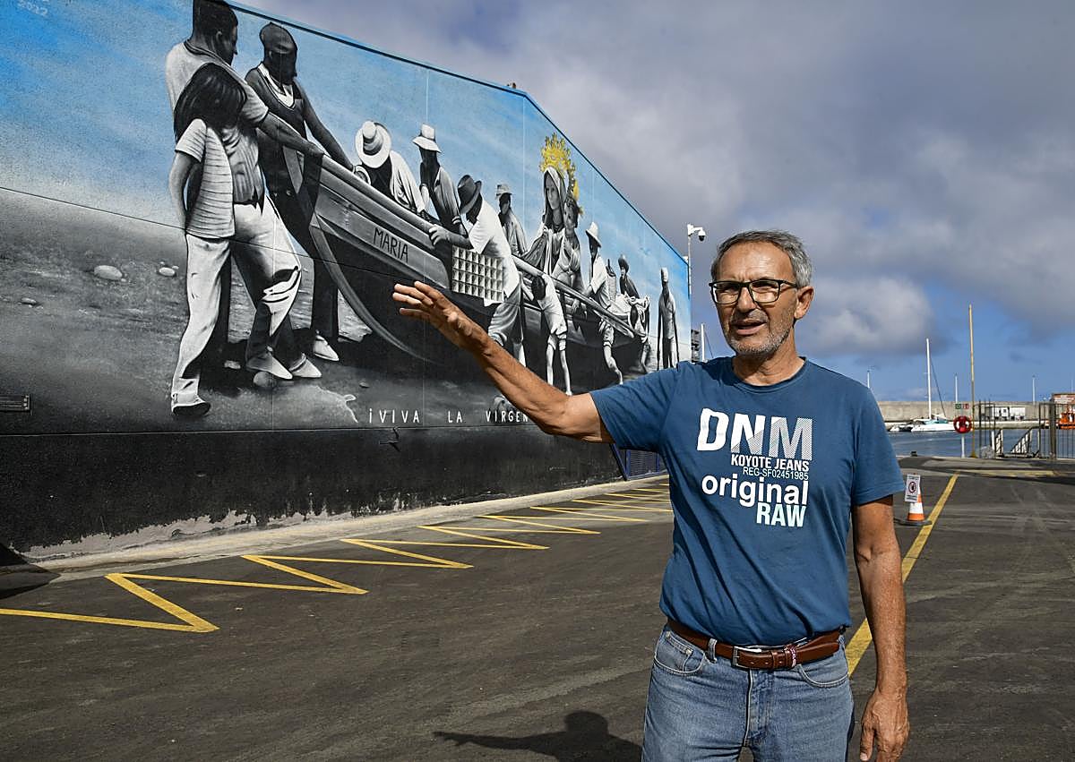 Imagen secundaria 1 - Arriba, el muelle de Arguineguín donde Vicente vende su pescado. Abajo a la izquierda, Ricardo Ortega enseña el mural de la Virgen del Carmen. Abajo a la derecha, Carmelo Suárez muestra una fotografía en blanco y negro de las antiguas chabolas del pueblo.