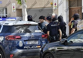El momento de la detención de los dos jóvenes, Yoel O. Q. y Cristian Ezequiel S.M, en Arinaga.