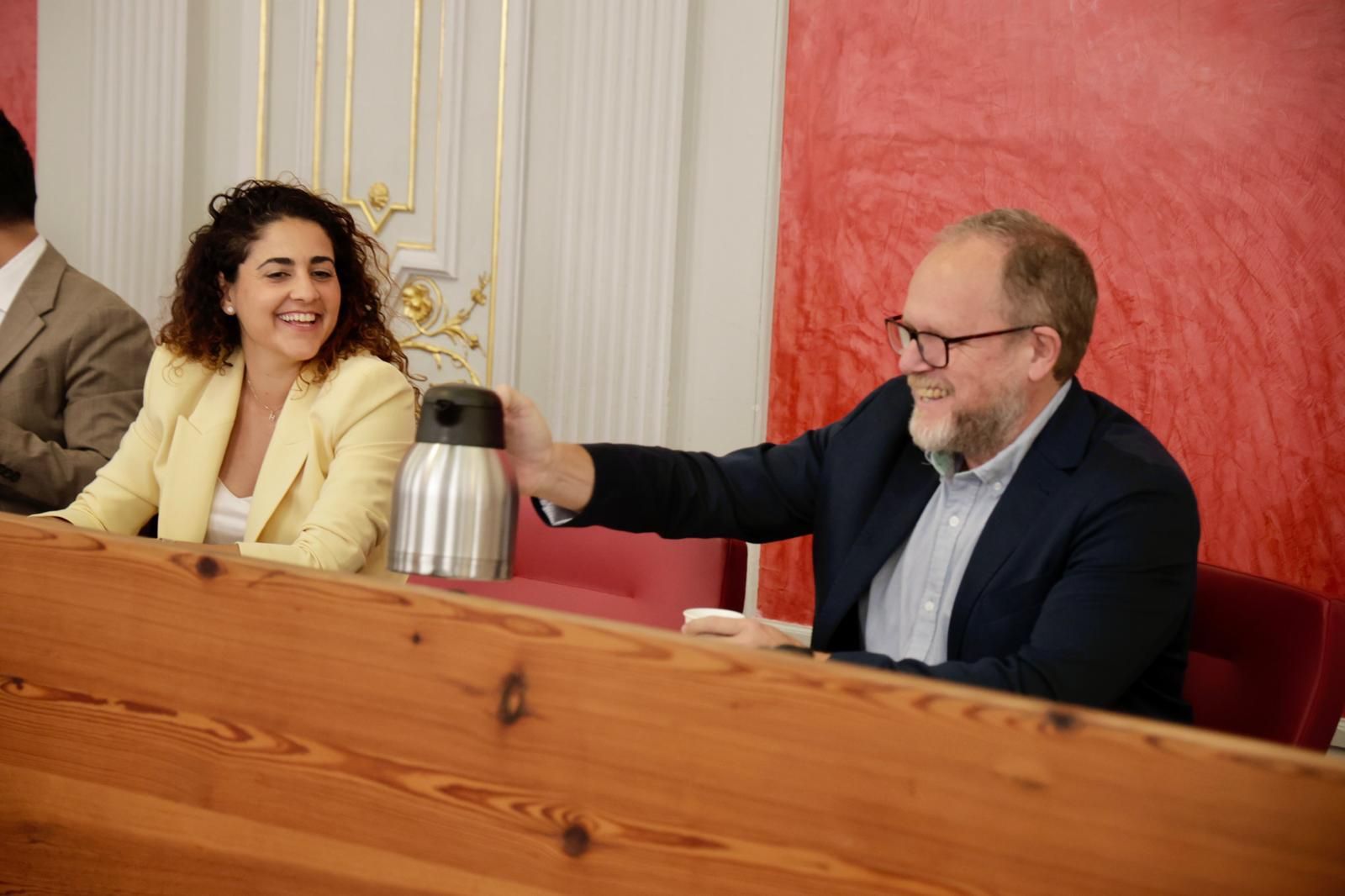 Las imágenes del reencuentro entre Pedro Quevedo y José Eduardo Ramírez en el pleno municipal
