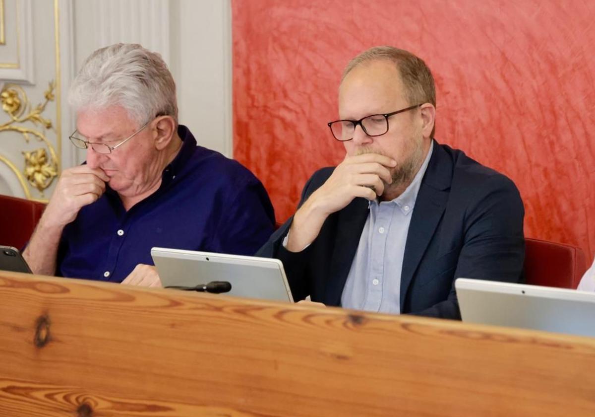 Las imágenes del reencuentro entre Pedro Quevedo y José Eduardo Ramírez en el pleno municipal