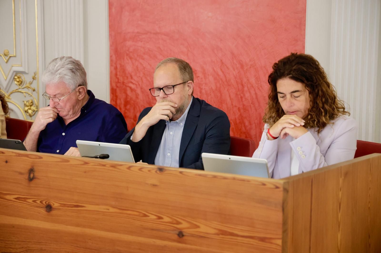 Las imágenes del reencuentro entre Pedro Quevedo y José Eduardo Ramírez en el pleno municipal