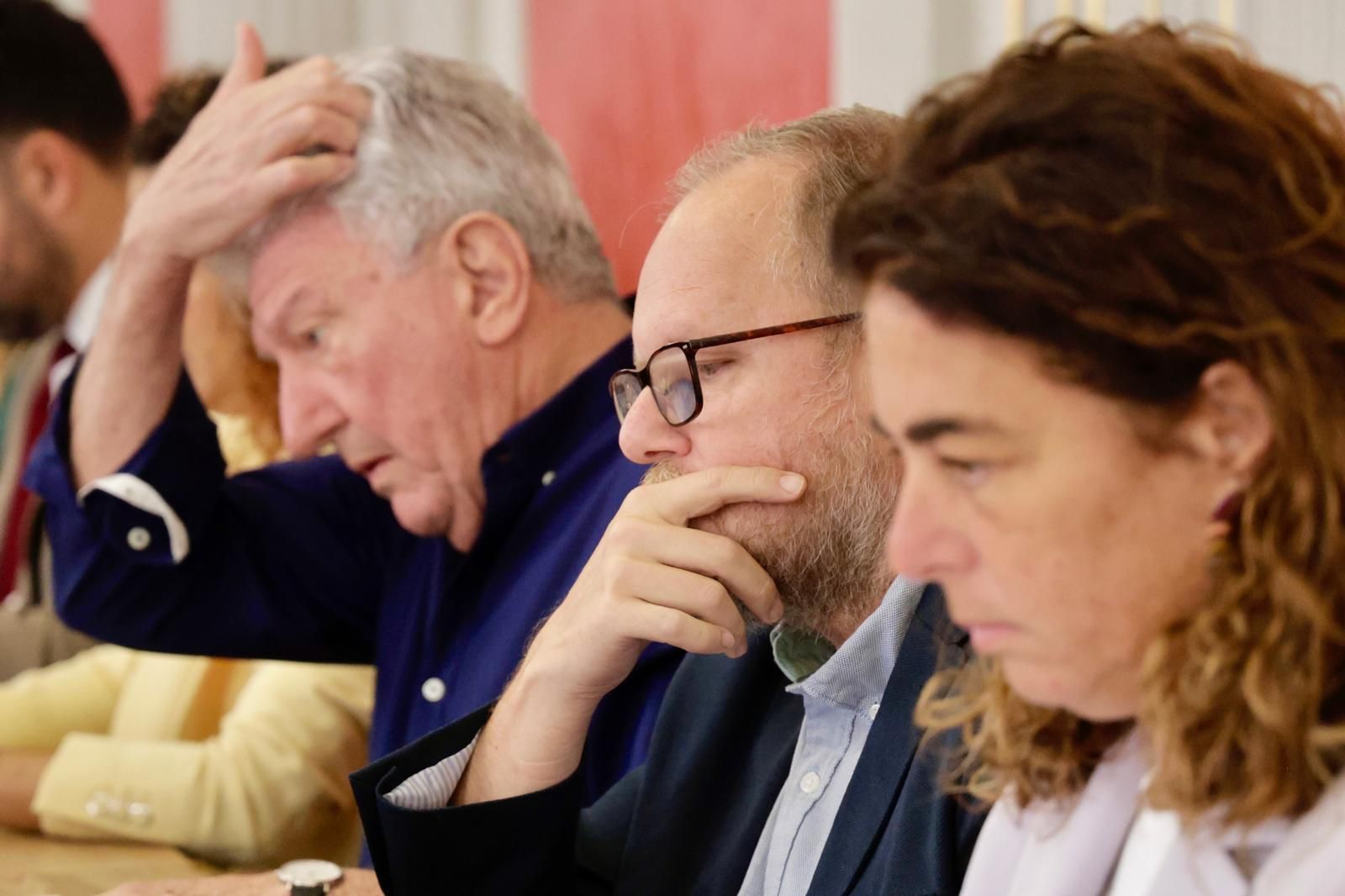 Las imágenes del reencuentro entre Pedro Quevedo y José Eduardo Ramírez en el pleno municipal