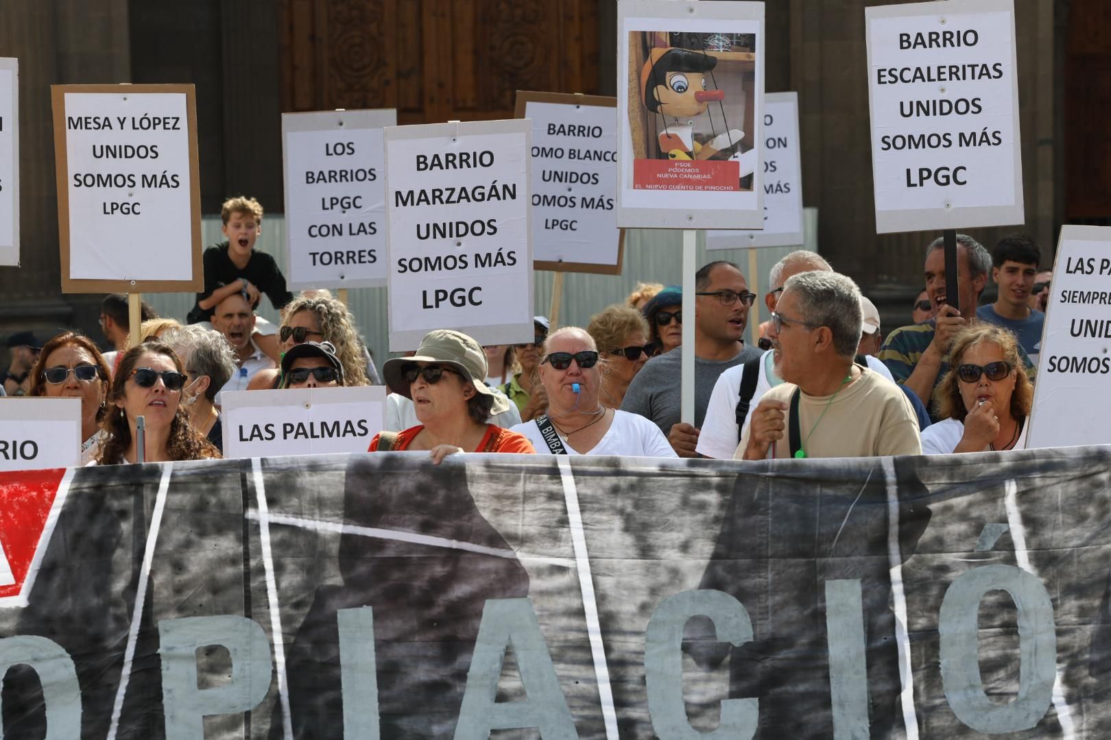 Las imágenes de la concentración de los vecinos de Las Torres en Santa Ana
