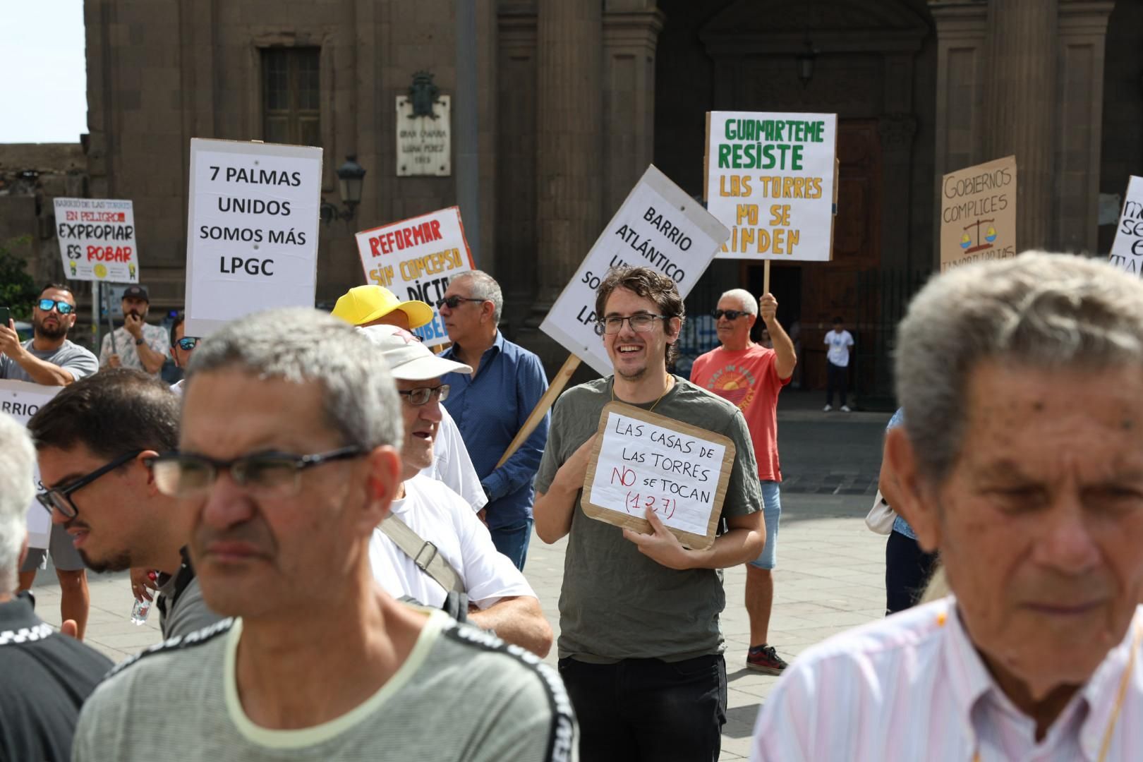 Las imágenes de la concentración de los vecinos de Las Torres en Santa Ana