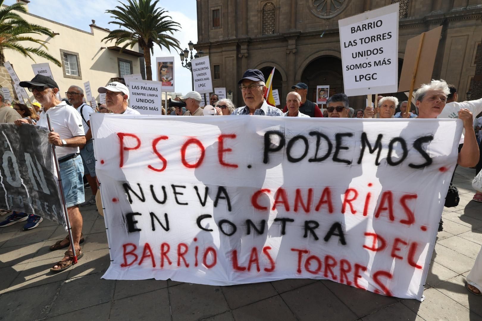 Las imágenes de la concentración de los vecinos de Las Torres en Santa Ana