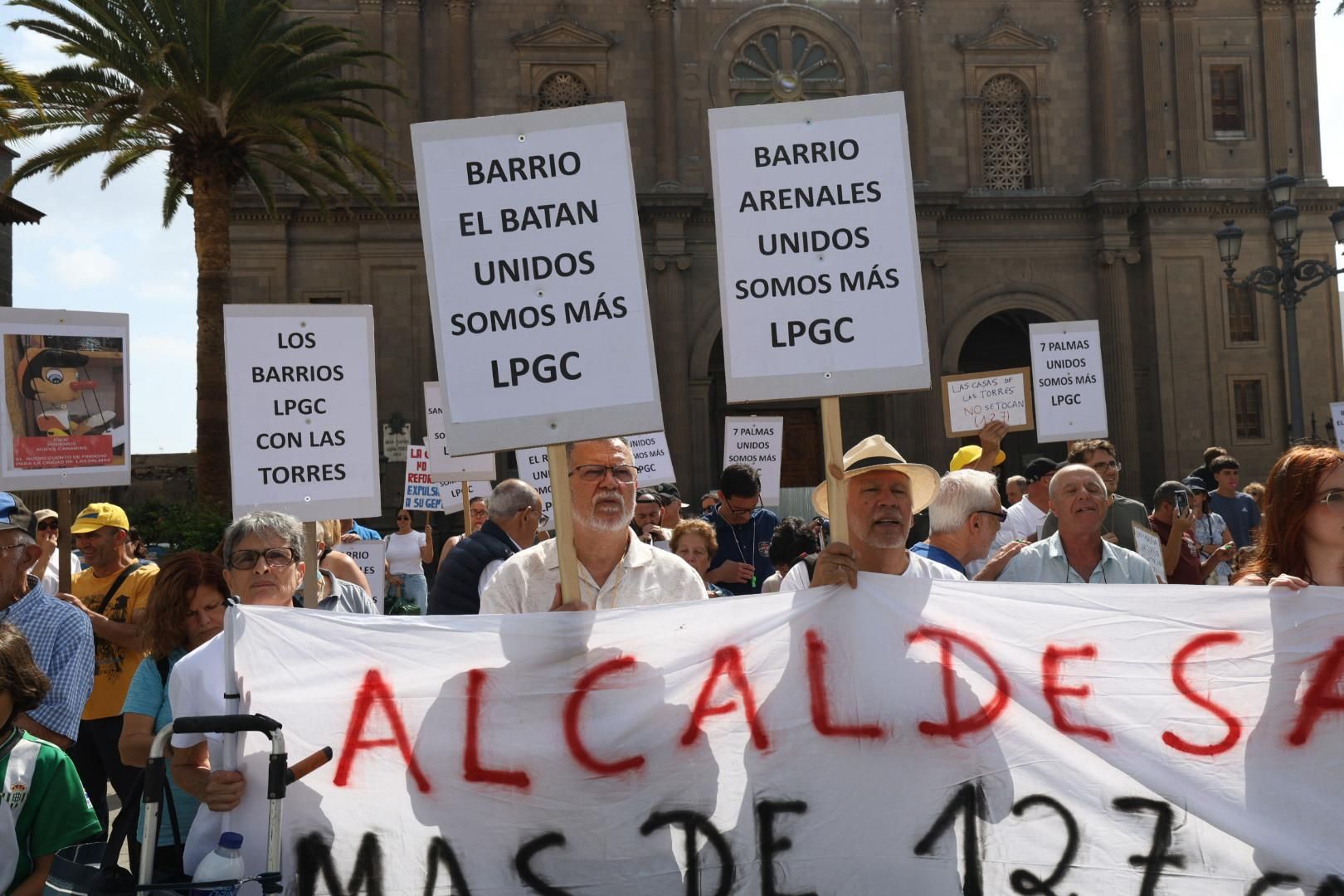 Las imágenes de la concentración de los vecinos de Las Torres en Santa Ana