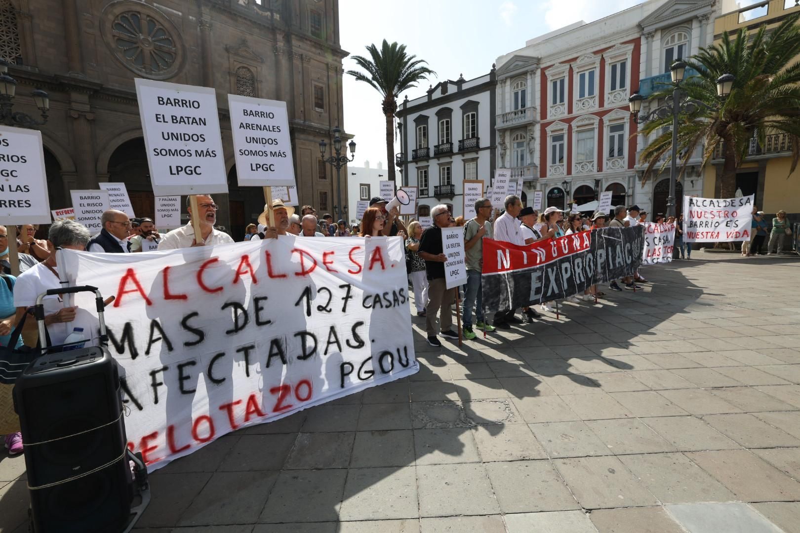 Las imágenes de la concentración de los vecinos de Las Torres en Santa Ana