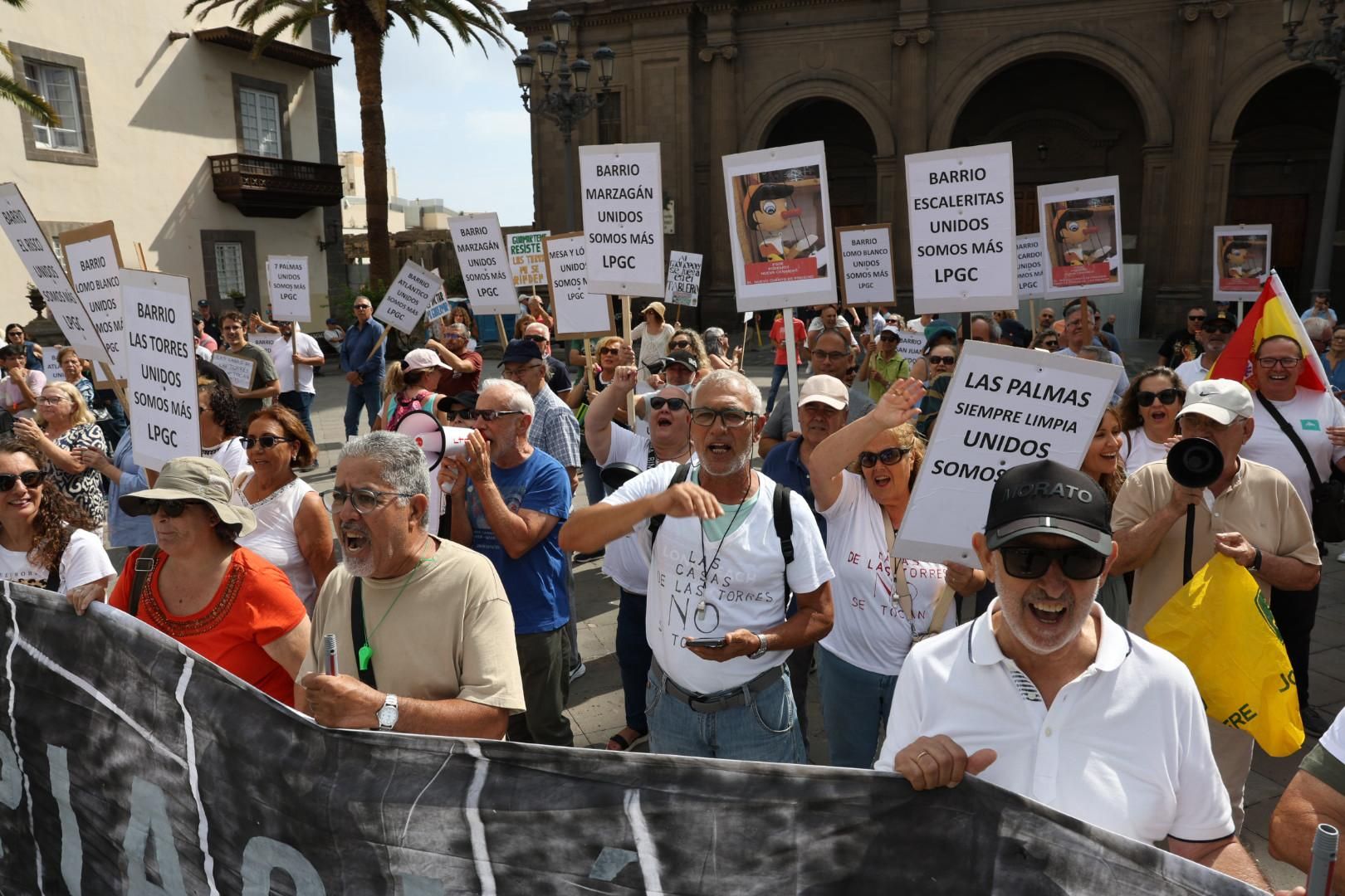 Las imágenes de la concentración de los vecinos de Las Torres en Santa Ana