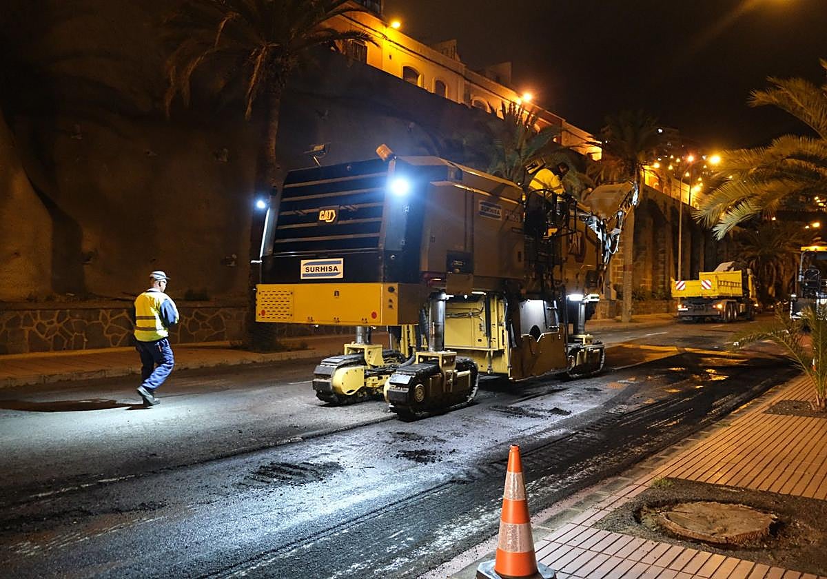 Imagen de archivo de trabajos de asfaltado nocturno en Las Palmas de Gran Canaria.