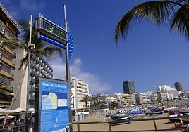El termómetro marcaba 31 grados en Las Canteras al empezar la tarde de este viernes.
