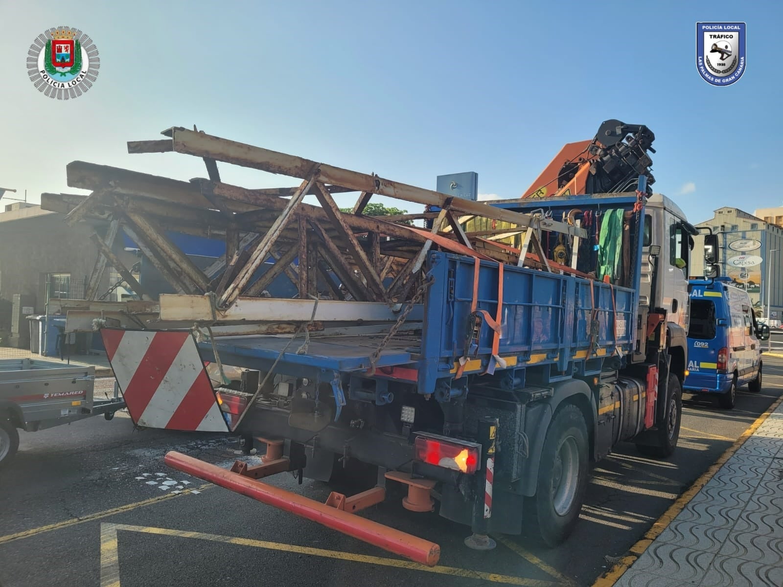 Imagen del camión con la carga mal señalizada.