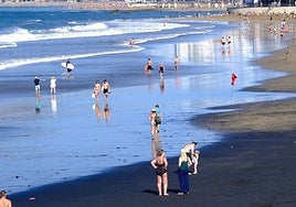 Imagen de gente disfrutando de un baño en la playa de Las Canteras.