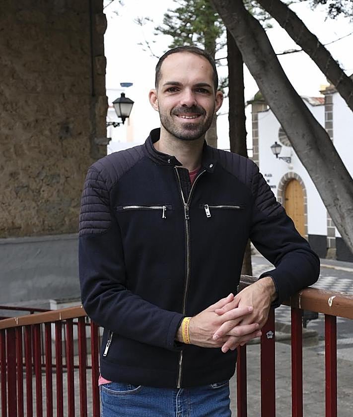 Imagen secundaria 2 - Arriba, Casimiro Martín disfruta de los senderos y barrancos para ir a correr. Abajo a la izquierda, La GC-308, carretera principal que transcurre por todo el pueblo. A la derecha, José García, en la plaza.