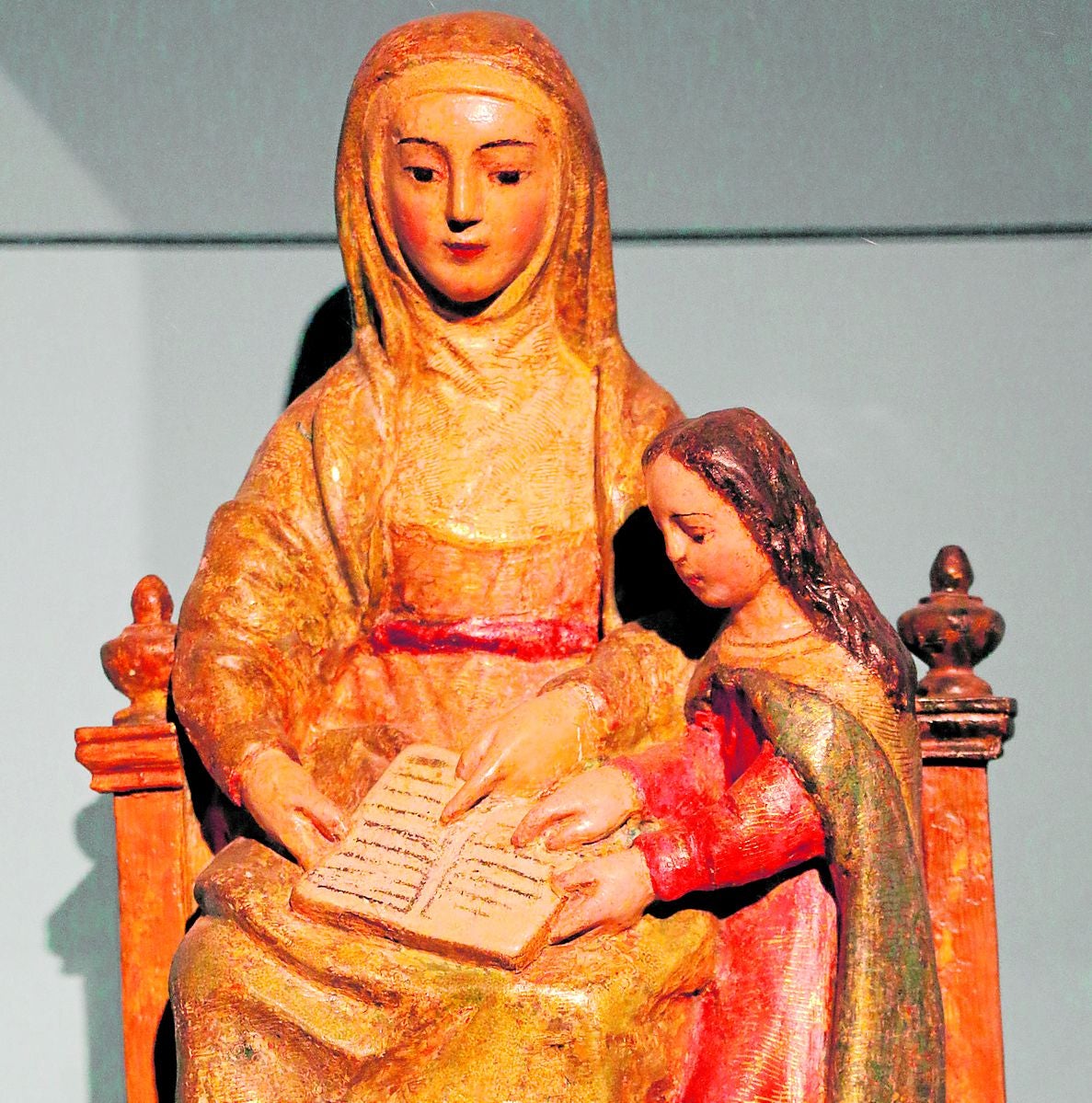 Talla en madera, datada en el siglo XV, de Santa Ana enseñando a leer a la Virgen.