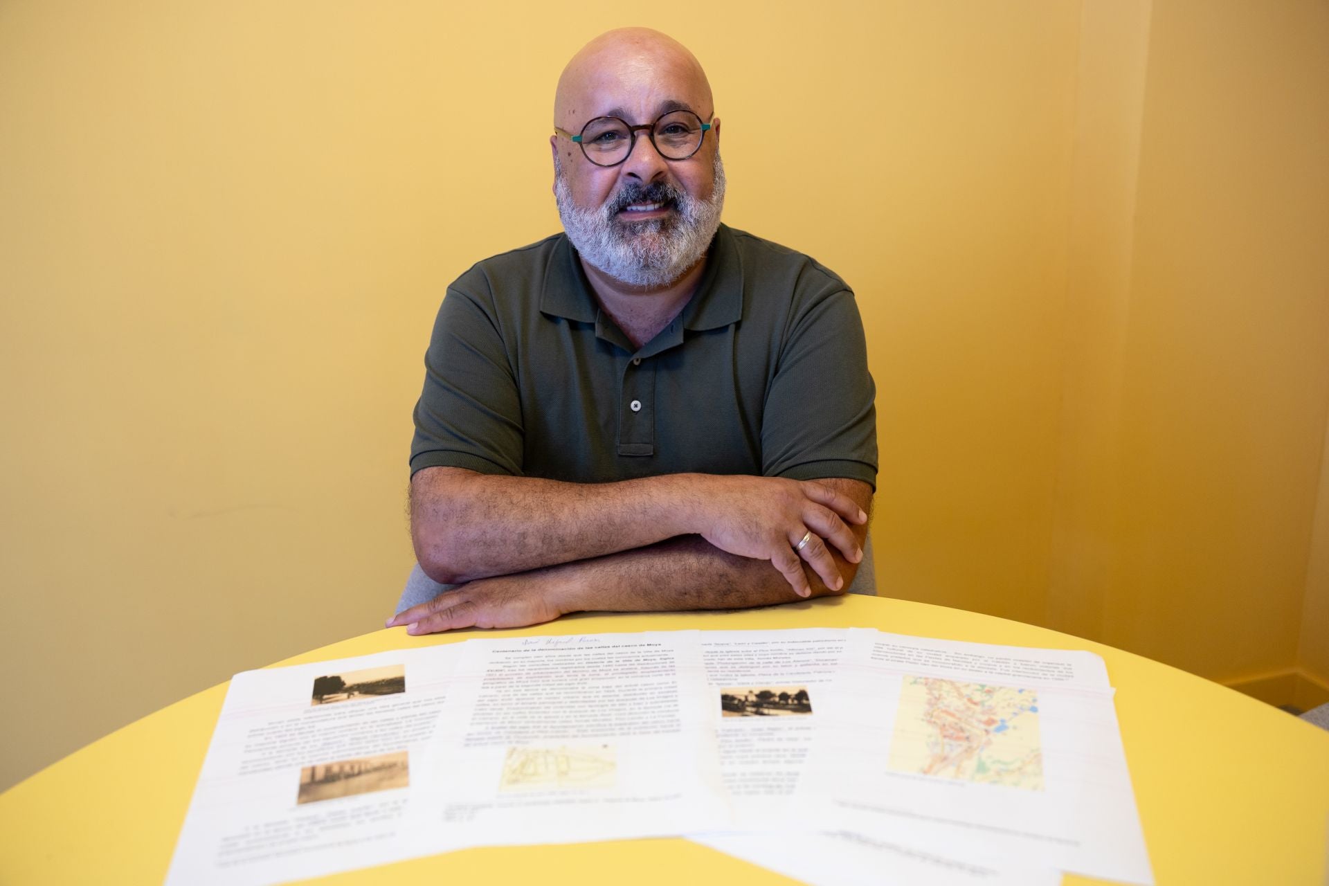 Octavio Suárez, teniente de alcalde de Moya, encontró esta documentación de casualidad.