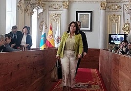Jimena Delgado abandonando el Salón Dorado de las Casas Consistoriales este viernes.