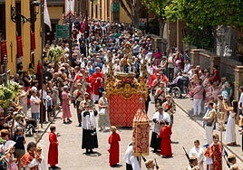 Procesión de Santiago de Los Caballeros por el casco histórico de Gáldar, acompañado por cientos de fieles.