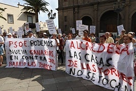 Alguno de mis hermanos en una movilización por la modificación del PGOU en el ámbito de la Nueva Ciudad Alta.