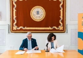 Lluís Serra (i) y Matilde Asián en la firma del acuerdo.