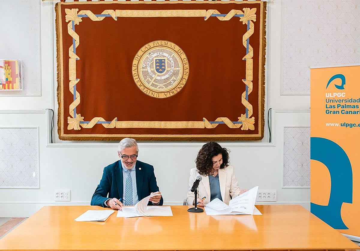 Lluís Serra (i) y Matilde Asián en la firma del acuerdo.
