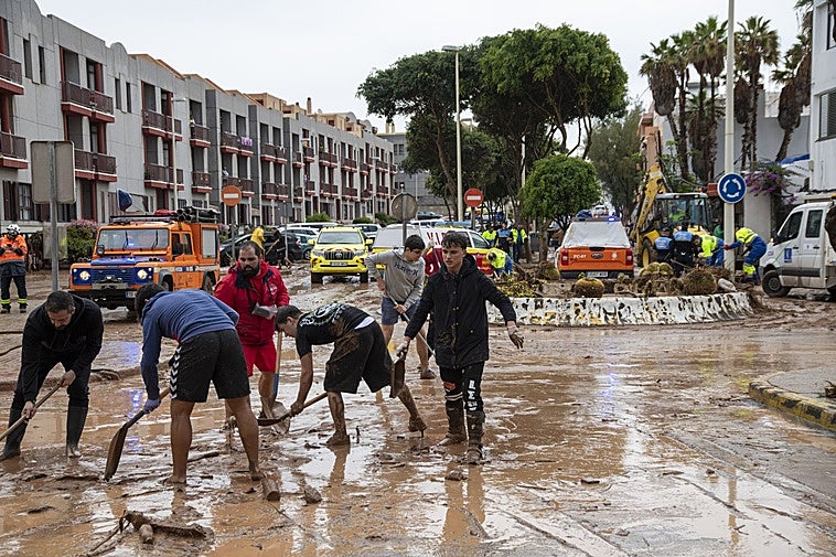 Vecinos, alcalde de Telde incluido, Juan Antonio Peña, achicando agua en la calle Américo Vespucio tras la riada.