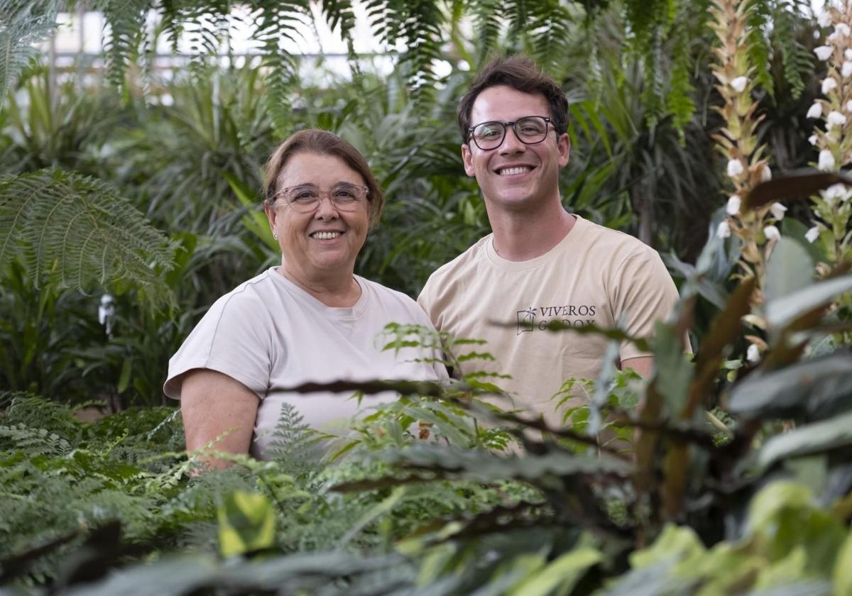 Cheli Godoy Santana y Pablo Suárez Godoy entre plantas en Viveros Godoy en Casa Ayala.