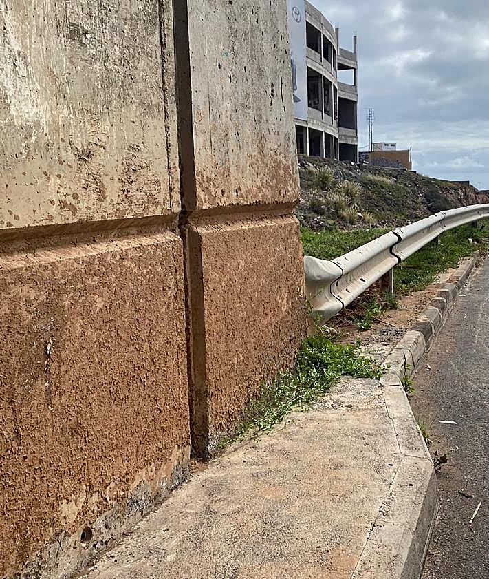 Imagen secundaria 2 - En la foto superior, canalización del barranco de Sacateclas saliendo de Las Huesas, y en la foto inferior izquierda, embudo por el que pretenden que se metan sus aguas. La consecuencia se observa en la tercera imagen. La escorrentía usó la GC-117 bajo la GC-1 como canal de paso. La mancha del barro deja ver hasta qué altura llegó. 