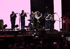 Juan Luis Guerra en su concierto en Las Palmas de Gran Canaria junto a su banda.