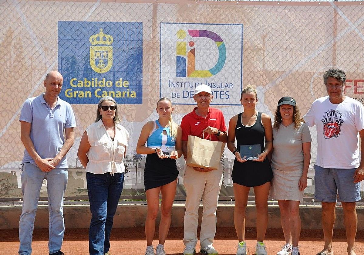 Ariana, la tercera por la derecha, posa con su premio, las autoridades y la finalista.
